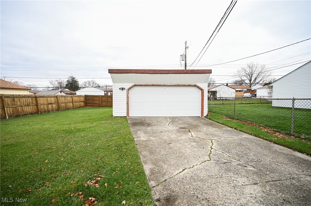 6419 Ledgebrook Drive, Brook Park, Ohio image 32