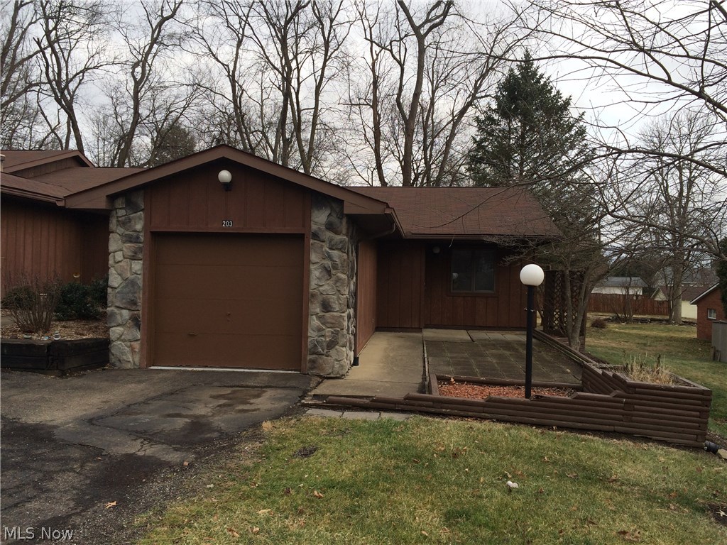 Case #:412-637910. HUD Homes are sold AS-IS. Ask agent for details and instructions to place a bid.Welcome to this wonderful 2 bedroom, 1 bathroom condo unit with a 1 car attached garage. Go from the family room out the sliding glass doors to the spacious back deck overlooking the treed back yard. Great for those looking for low maintenance living.