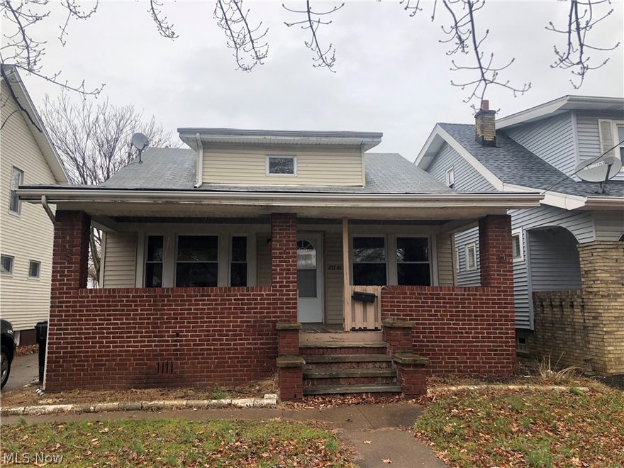 Completely Updated 5 Bedroom, Brick/Vinyl Bungalow Style Home!  Brand New Carpet and Windows, Updated Kitchen and 2 Car Garage.  
WELL MAINTAINED HOME!