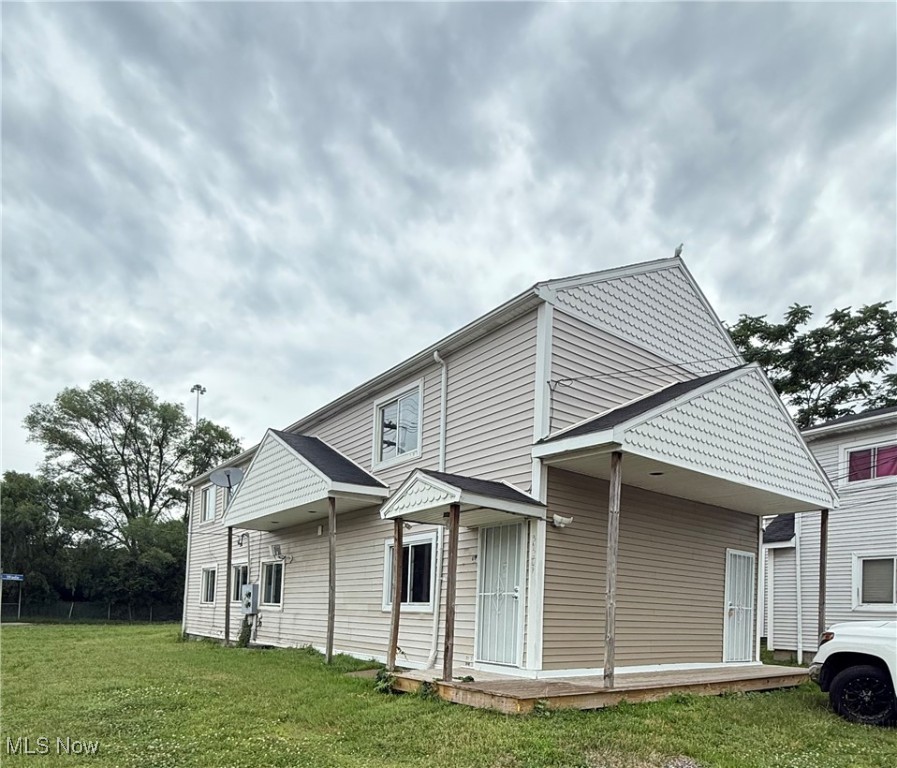 Renovated beautifully!!! Ohio City Duplex, 3 bedrooms, 1 full bathroom & private laundry hook ups, off street parking for 2 cars.
New Kitchen, New Bathroom, New Stainless Steel Appliances, Granite Countertops, New Flooring, New Paint, everything updated and ready for a new family.