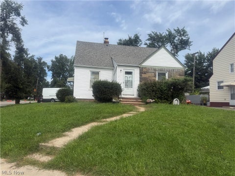 Homes For Sale - 18011 Windward Road<br/> Cleveland, OH 44119