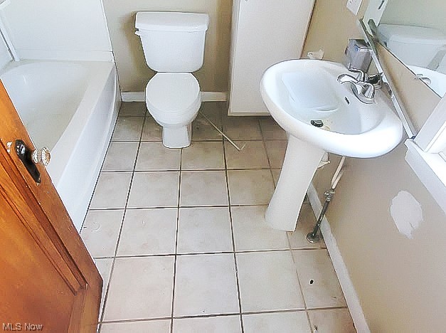 Main image without alt text