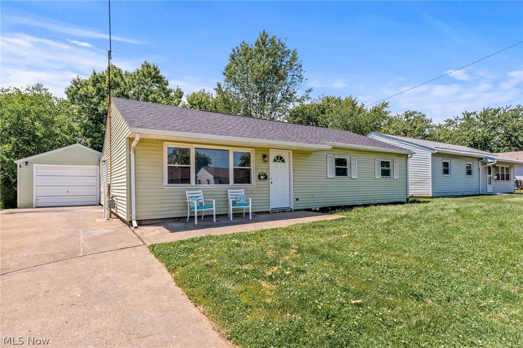 Photo of 2221 Maxine Avenue NE, Canton, OH 44705 (MLS # 5216884)
