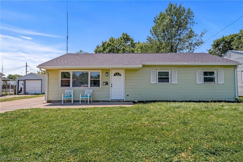 Photo of 2221 Maxine Avenue NE, Canton, OH 44705 (MLS # 5216884)