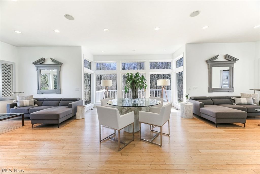 Photo of 279 Tinkers Trail, Aurora, OH 44202 (MLS # 5190291)