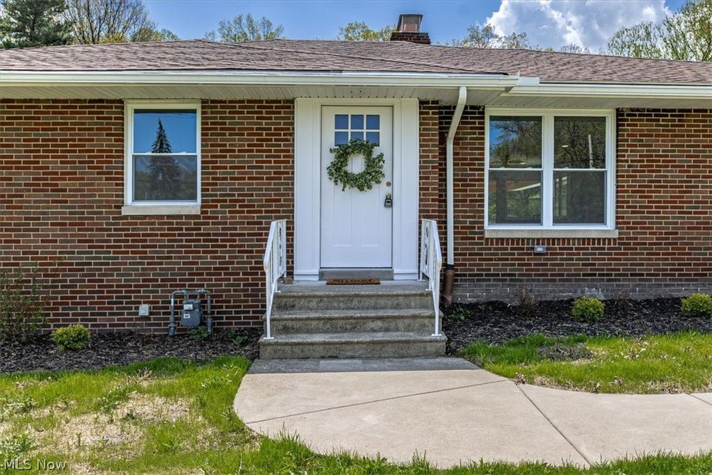 Photo of 96 E Ridgewood Drive, Seven Hills, OH 44131 (MLS # 5209104)