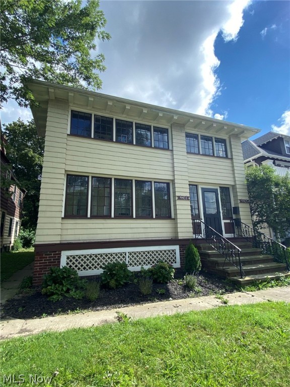 Well maintained, two bedroom, one bathroom apartment with hardwood floors, updated modern light fixtures, new gas stove and enclosed 2nd story porch. The property is nice and clean. The property has two living areas. Move right in.
Tenant to receive for use; a clothes washer and dryer. Non-coin operated and the landlord/owner pays the water bill.
Edgewater Park is across the street.