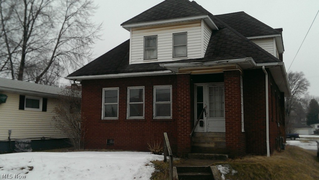 Check out this very spacious 2 bedroom apartment; large rooms, lots of natural light and tons of oak woodwork! Also, don't miss the large, multi-room enclosed porch! Tons of parking! So much to offer!