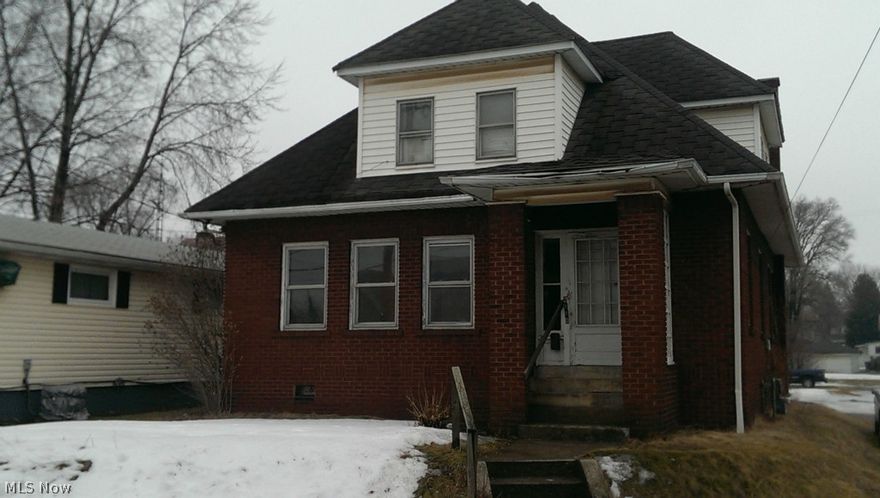 Check out this very spacious 2 bedroom apartment; large rooms, lots of natural light and tons of oak woodwork! Also, don't miss the large, multi-room enclosed porch! Tons of parking! So much to offer!