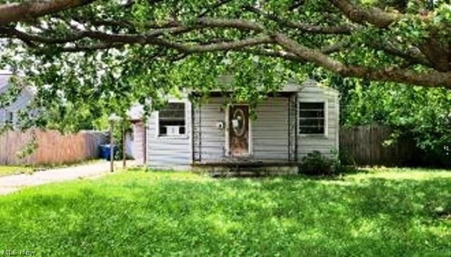 Great opportunity to buy this one story fixer upper located in Lorain, OH and
sitting on a .156 acre lot (60x113.38) with a 1 car detached garage. The
interior has 780 sq. ft. with 2 bedrooms and 1 bathroom and a full basement.
