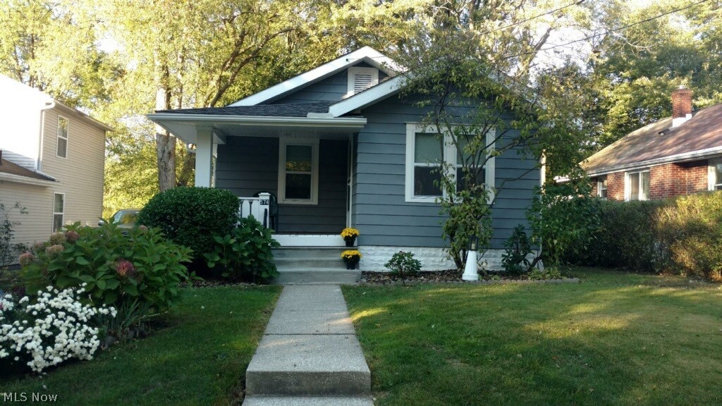 Absolutely adorable secluded home with in walking distance to Metro parks trails. Quiet well kept neighborhood to raise a family or live alone in nice quiet surroundings. So many new features to list new windows, new flooring throughout including new carpet, new furnace, new electric fixtures and panel. Freshly painted awaiting its forever owners. This is a property that will not last. Come see it and you will fall in love.