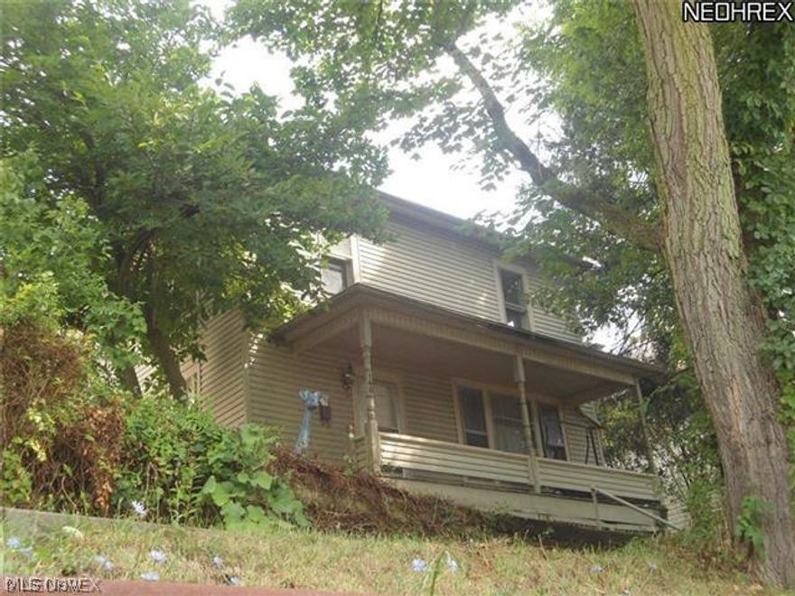 4 BR, 1 Full bath spacious home, just inside town.