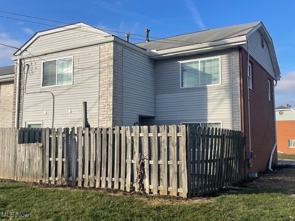 Photo of 124 Buckeye Circle, Columbus, OH 43217 (MLS # 5180945)