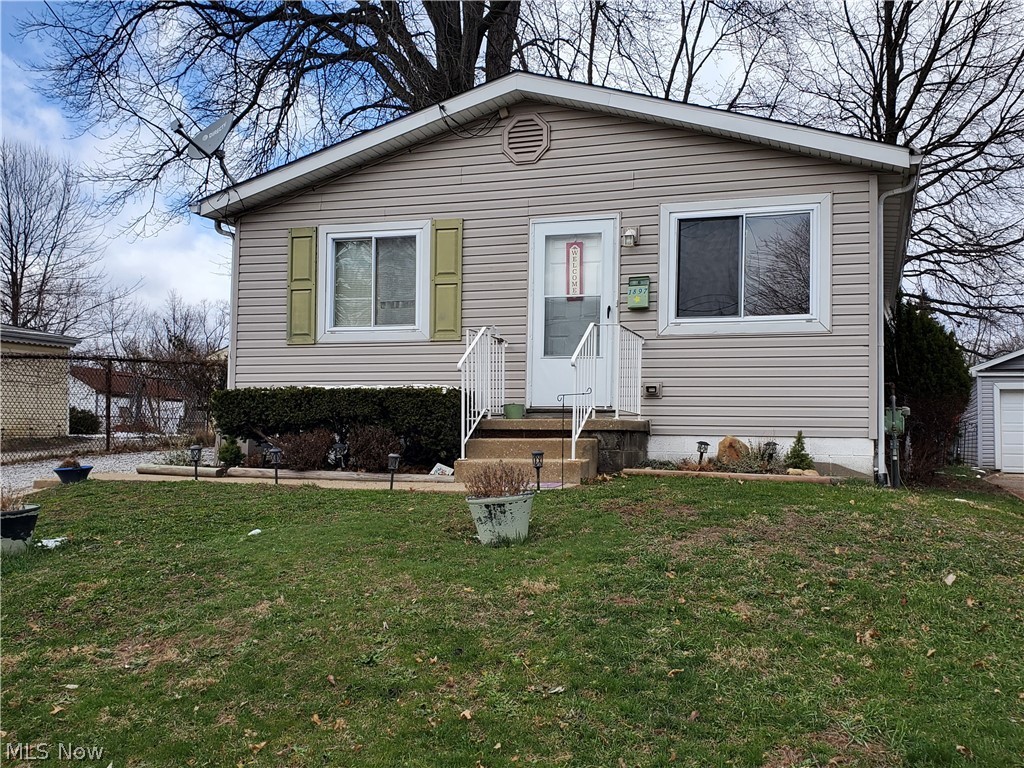 Nice 3 bed, 1 bath ranch offers a spacious eat in kitchen with plenty of space for a table and abundance of cabinets including the pull out pantry. There's ample closet space in the bedrooms and the basement can easily be finished.
Furnace, AC, and hot water tank replaced in 2015.