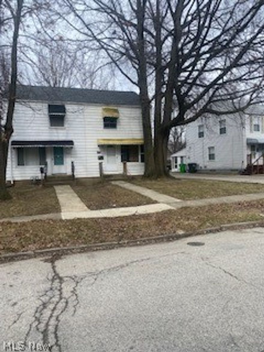 Great investment or ownership opportunity! Fantastic location near shopping, restaurants, and the highway. 
Come see today for this outstanding opportunity to expand your investment portfolio or make your own great living space.