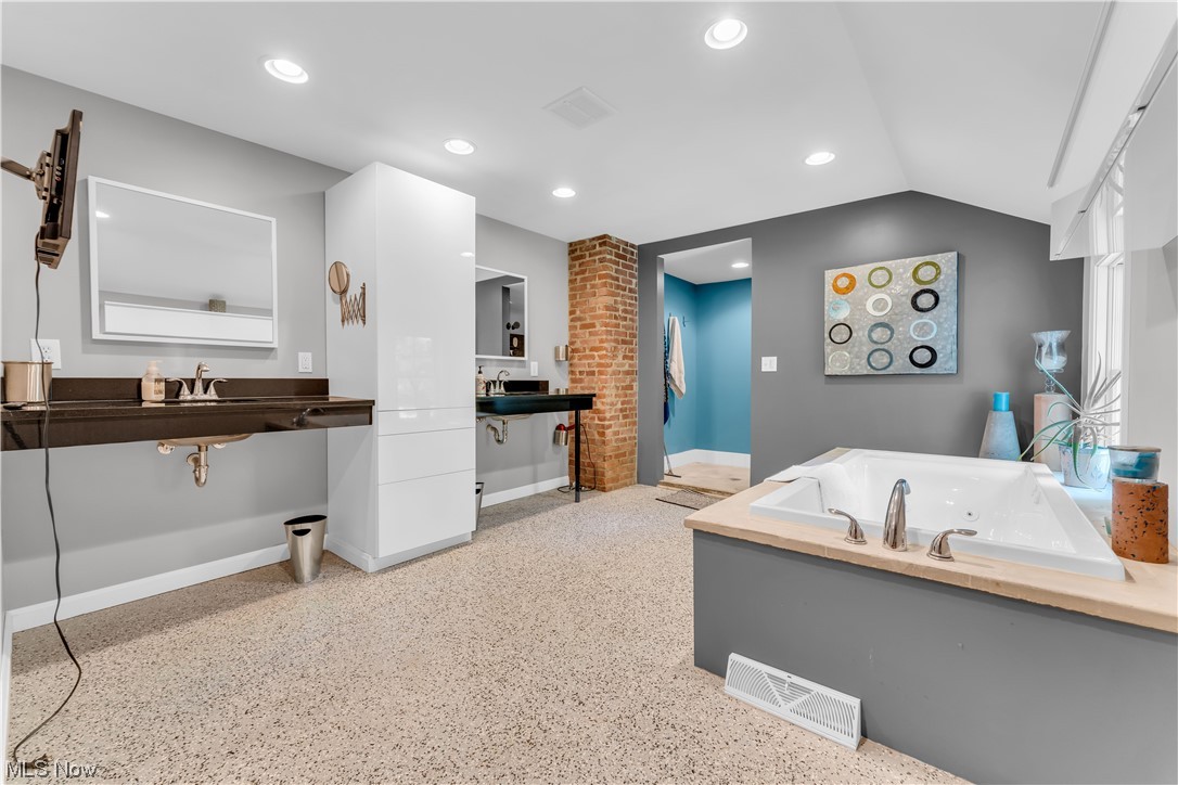 Lois G Wellman Trust - Residential