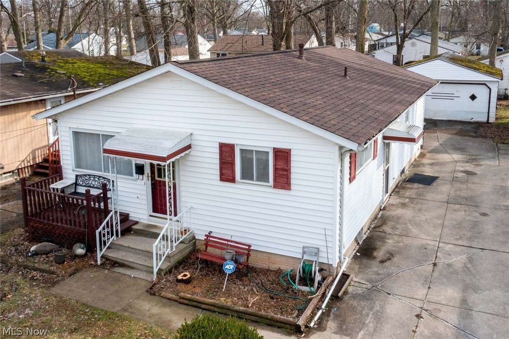 Photo of 553 Delaware Avenue, Elyria, OH 44035 (MLS # 5191792)