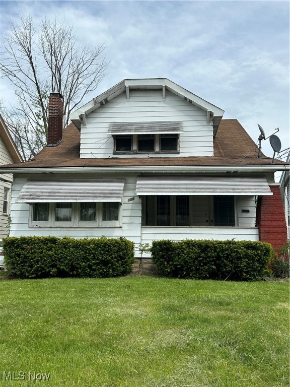 Duplex with original wood trim , wood floors and beautiful arches. Great earning potential.