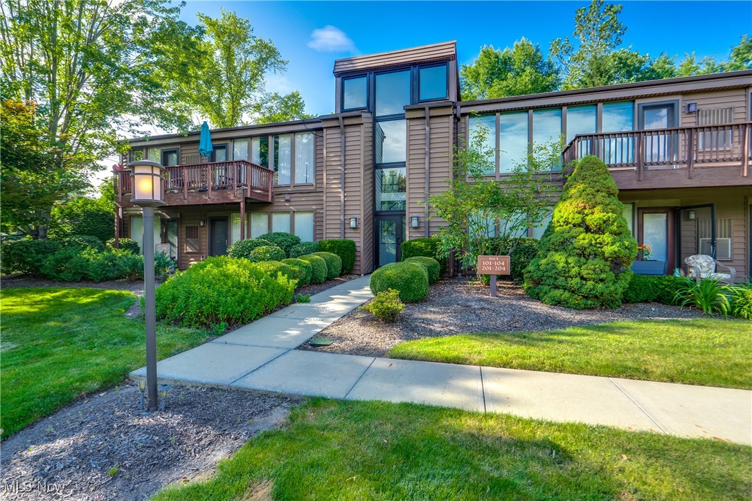 Welcome to this adorable Ranch Style Greenwood Village condo! Remodeled Throughout, Spacious Open Floor
Plan With Floor To Ceiling Windows, Generous Sized Living, Dining, And Kitchen With Lots Of Cabinet Space, Granite
Countertops With Breakfast Bar, And Glass Tile Backsplash With Under Cabinet Lighting, Stainless Steel Appliances
Including Gas Range All Included, Updated Bathroom, In-Unit Laundry, Large Master Bedroom With Walk In Closet, Huge
Private Balcony, Indoor/Outdoor pool, Tennis courts, Parks and Lots Of Other Amenities, A Great Place To Call Home!