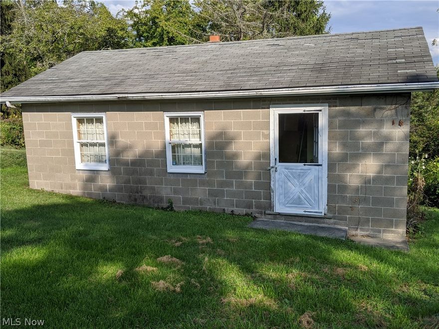 20x28 Block building on 1.01 acre lot containing 3 parcels. Built in 1986 and was previously used as an antique shop. No partitions, all open space, can be designed as needed. Lots of possibilities. County water and electric available, no septic system installed
