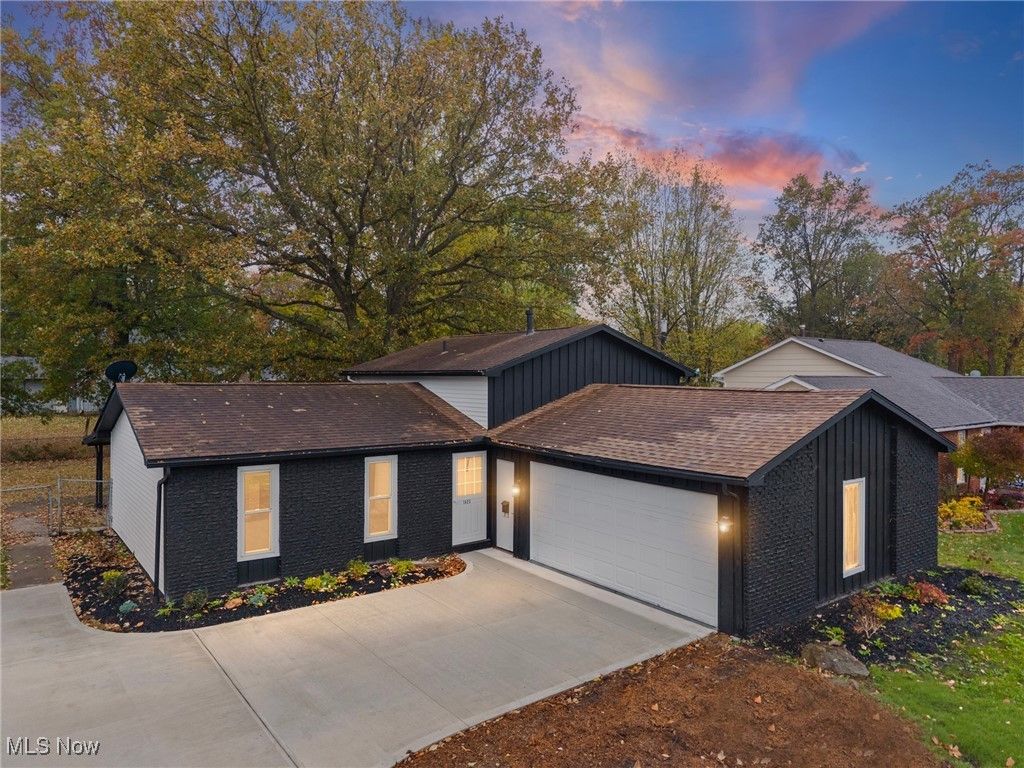 Photo of 1423 Narragansett Boulevard, Lorain, OH 44053 (MLS # 5175385)