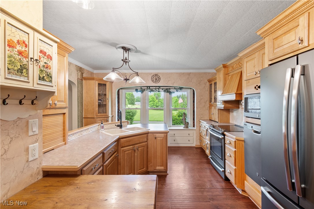 Main image without alt text