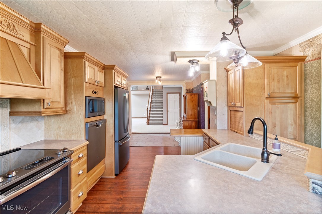 Main image without alt text