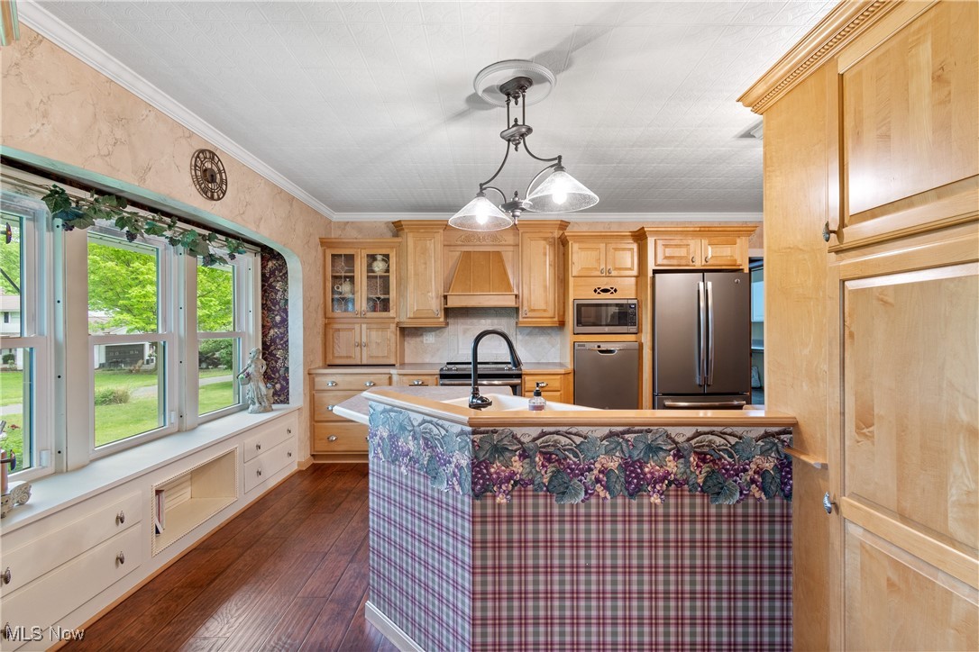 Main image without alt text