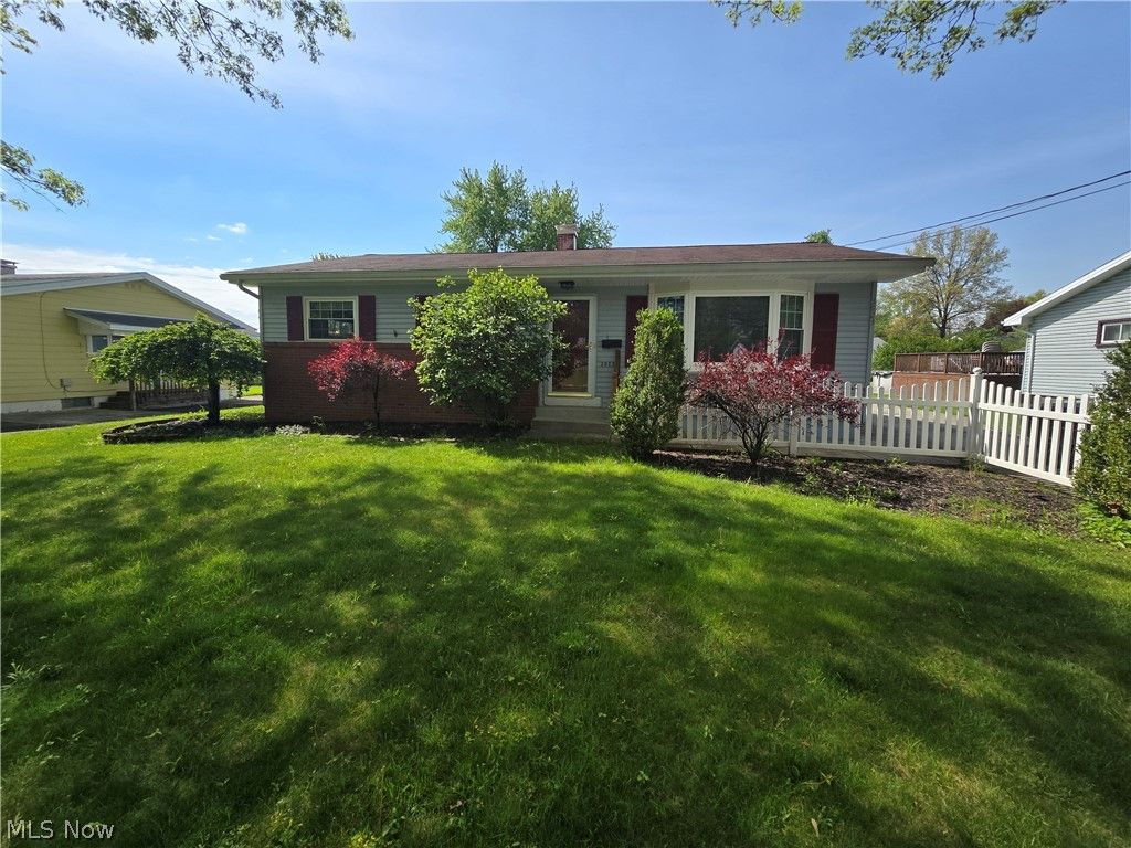 Photo of 3923 Lake Road, Youngstown, OH 44511 (MLS # 5207141)