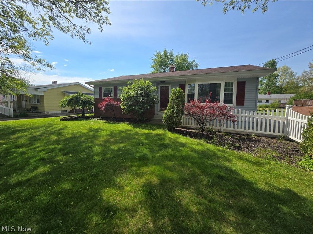 Photo of 3923 Lake Road, Youngstown, OH 44511 (MLS # 5207141)