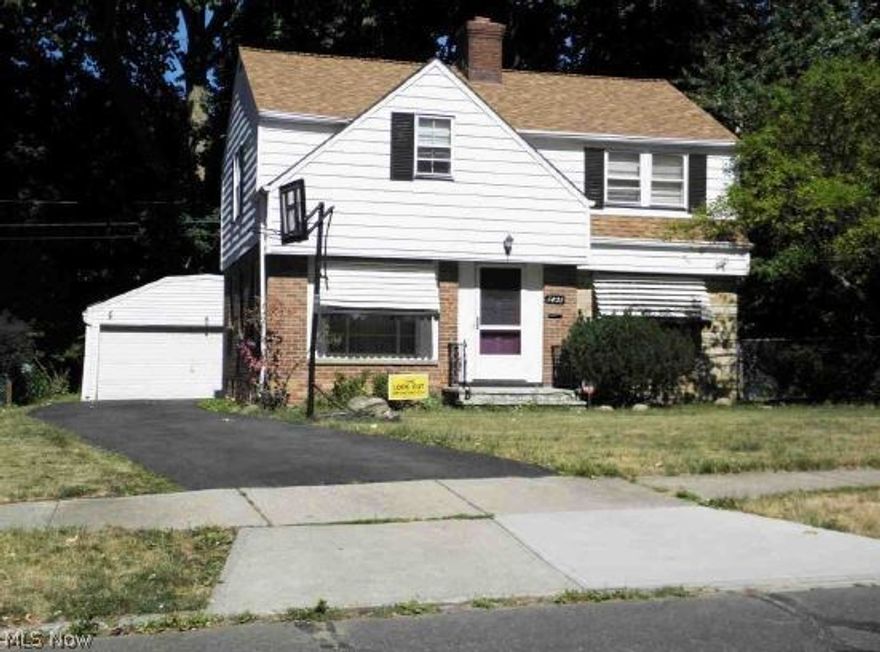 Cash deal only, 3 bedroom 1.5 bath home in Euclid, quiet street in between Chardon and Euclid, Near shopping with easy access to
freeway for downtown Cleveland or Eastern suburbs