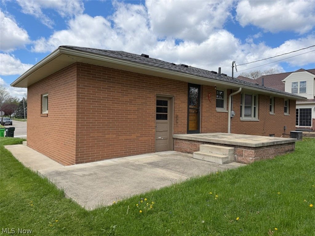 Photo of 1290 Parkway Boulevard, Alliance, OH 44601 (MLS # 5206439)