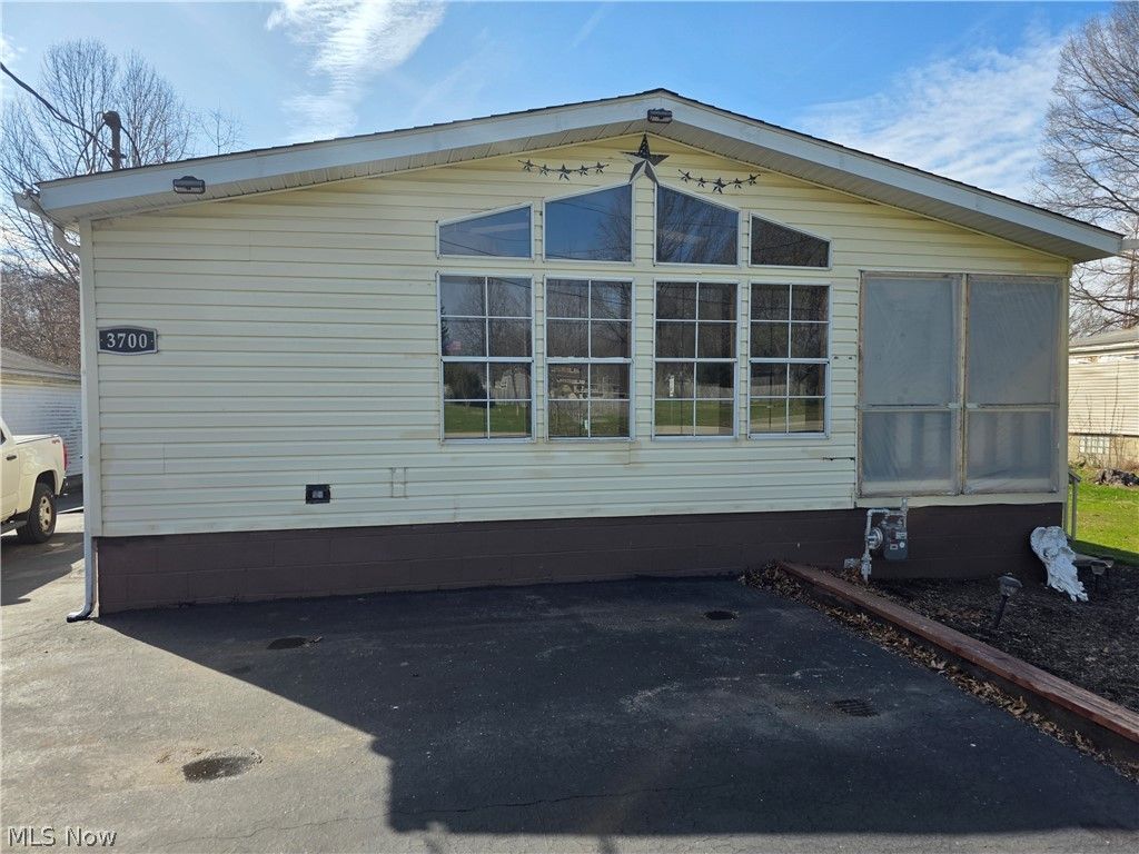 Photo of 3700 Liberty Avenue, Hubbard, OH 44425 (MLS # 5195421)