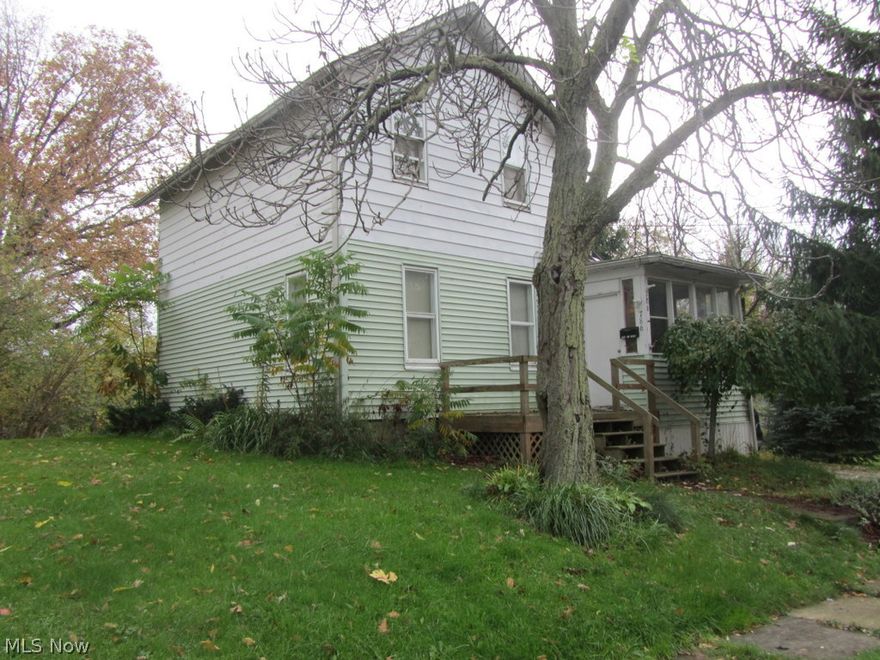 Three bedroom east side 2 story with 2 additional lots approx. 120'x120' ft.Lots zoned R-4 multifamily, extra lots are build-able for a multifamily units, with utilities at the street (infrastructure).