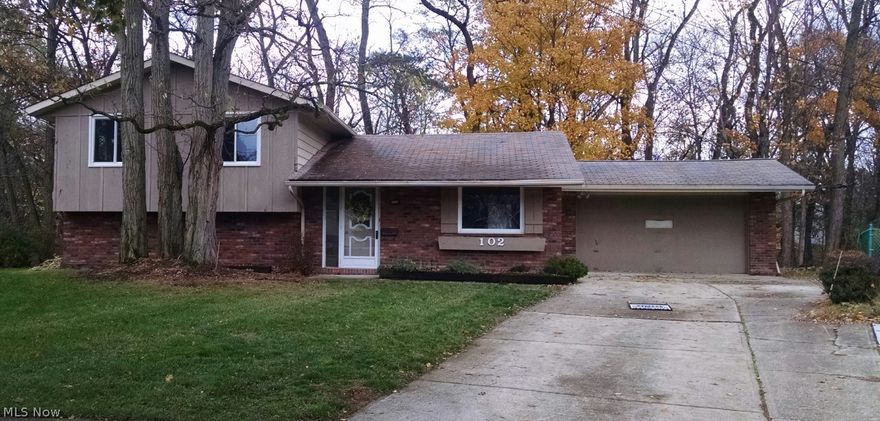 NEW CARPETING ON UPPER LEVEL. REPLACEMENT WINDOWS. NEWLY PAINTED INTERIOR. NEW BATHROOM FLOORS. NEW CONCRETE PATIO. WOODED LOT. DEAD END STREET. EAT-IN KITCHEN PLUS DINING ROOM. WOODBURNING FIREPLACE IN FAMILY ROOM. CENTER HALL FOYER. WALK TO BEAUTIFUL METRO PARKS!