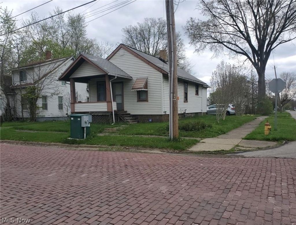 Photo of 404 York Avenue NW, Warren, OH 44485 (MLS # 5204977)