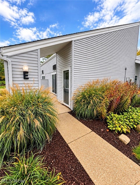Condo For Sale - 1555 Cedarwood Drive #E<br/> Cuyahoga County, Westlake, OH 44145