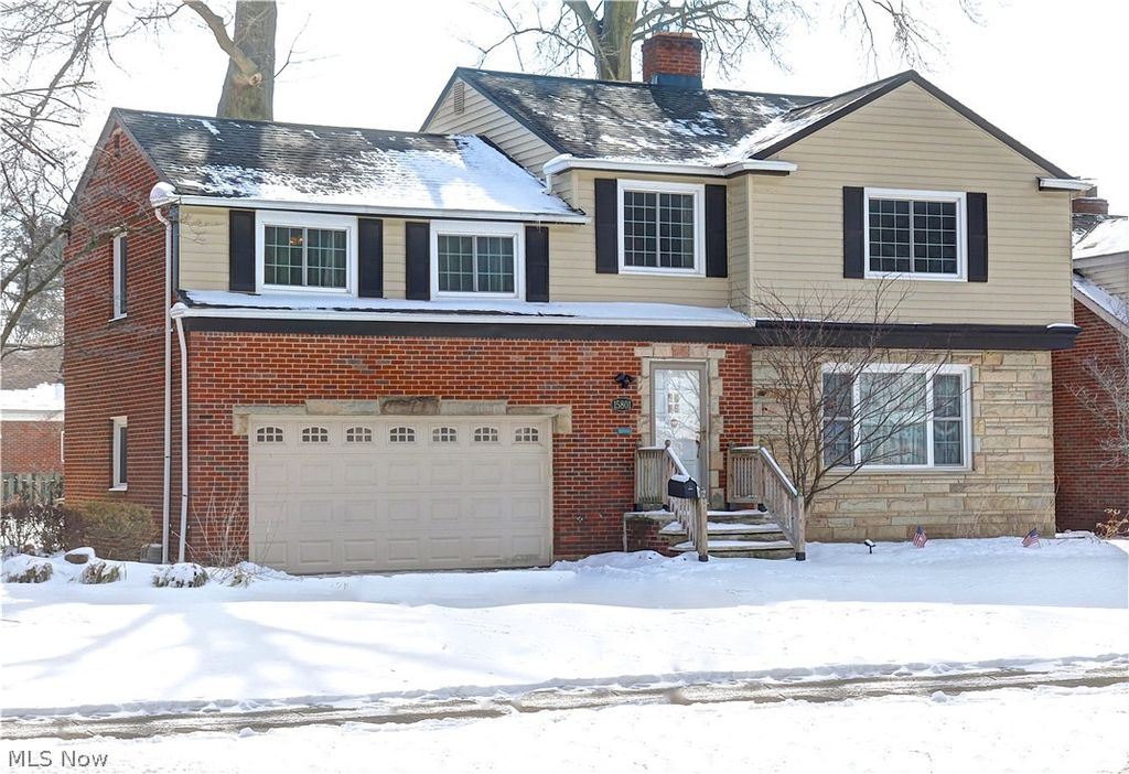 Photo of 15801 Edgecliff Avenue, Cleveland, OH 44111 (MLS # 5189076)