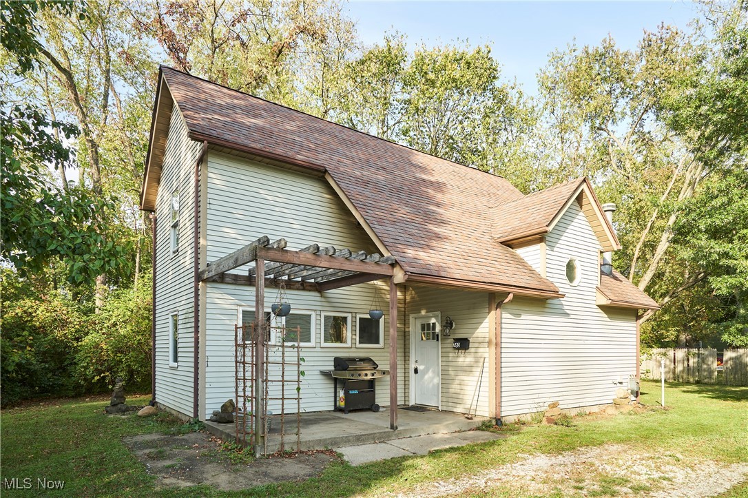 Welcome to 763 Cordova Ave ! This 2 bedroom 1 bath home has a unique layout you are going to love! Main floor is open concept with a room off to the side for an office, play room, or storage. Upstairs you have two generous size bedrooms and a bathroom with laundry. This home sits on a dead end road giving it a semi private yard with a shed for storage. Highway access is very close for easy commute. Schedule your showing today to see what this home has all to offer !