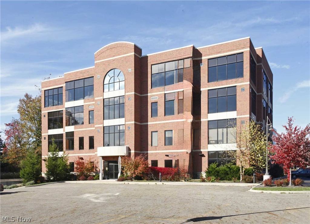 Photo of 822 Kumho Drive #102, Fairlawn, OH 44333 (MLS # 5192411)