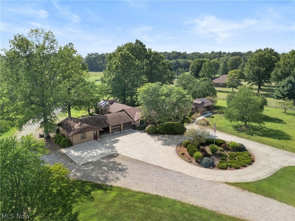 Photo of 11950 Castleton Lane, Grafton, OH 44044 (MLS # 5193031)