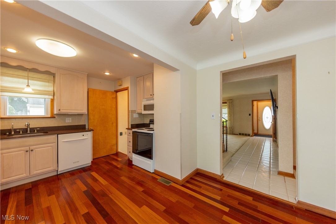 Mayfield Heights, Ohio 44124, United States, 3 Bedrooms Bedrooms, ,3 BathroomsBathrooms,Residential,Contingent,140217