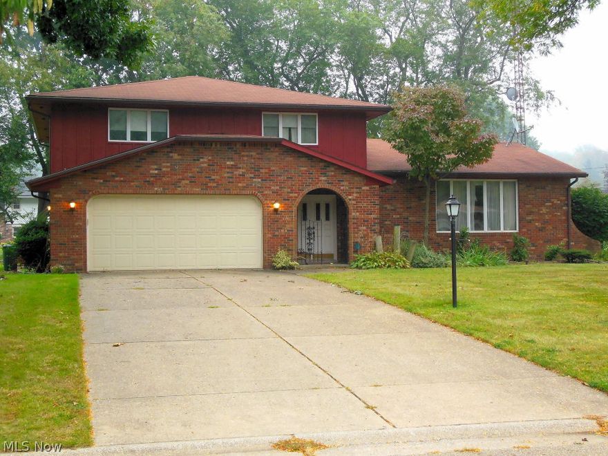 Spacious custom split features large rooms with a 17 x 22 Florida room connected to the Family room. Perfect for the warm summer evenings. There is a cooks kitchen with plenty of counter space featuring a stainless steel dishwasher, convection oven, microwave that opens to the family room. Perfect for entertaining. Master bath and main bath have been remodeled. Finished rec room with a second kitchen in basement.
