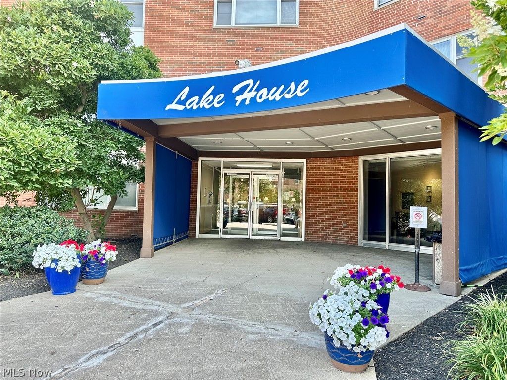 Photo of 11850 Edgewater Drive, Lakewood, OH 44107 (MLS # 5193536)