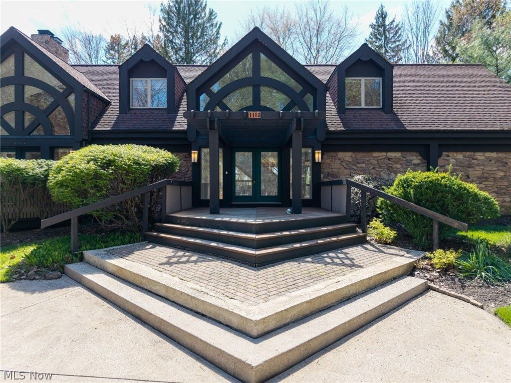 Photo of 1180 Meadow Spur Spur, Akron, OH 44333 (MLS # 5203375)