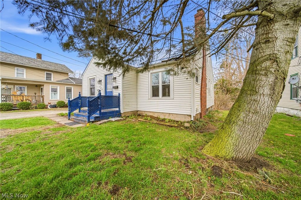 Photo of 729 W Main Street, Geneva, OH 44041 (MLS # 5197311)