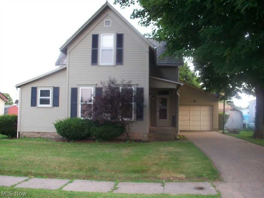 Great location, close to Ridgewood schools, lots of curb appeal and comfortable living inside and out. Fenced back yard, great deck and an attached garage.
Property is selling AS IS.