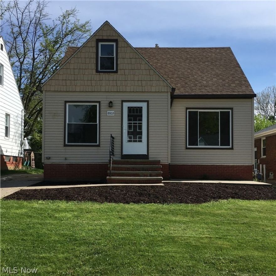 Move in ready, Neutral decor and beautiful hard wood floors. This 3 bedrood house with a finished basement is ready for you to call it home. Schedule your showing now.