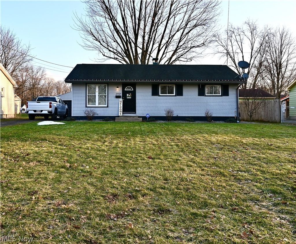 Photo of 1737 Halbert Drive, Youngstown, OH 44514 (MLS # 5188058)