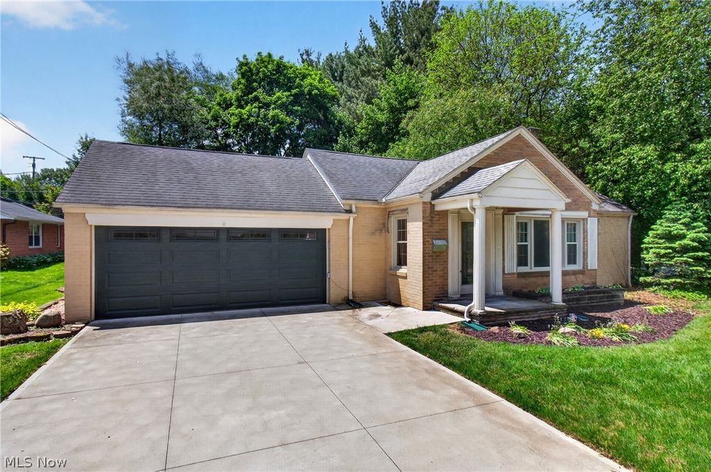 Photo of 1129 Stratford Avenue NE, Massillon, OH 44646 (MLS # 5211850)